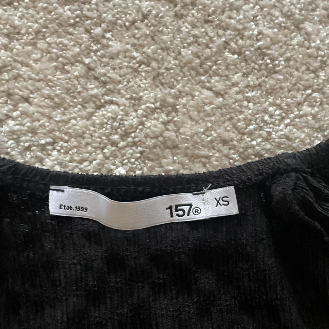 Svart topp med volang från 157 - 1