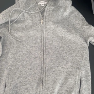 Ljusgrå Kashmir hoodie från Barlucio - Grå Kashmir hoodie från barlucio i strlk xs använd två gånger bra skick pris kan diskuteras 