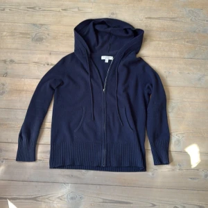 Mörkblå cashmere hoodie från Autograph - Mörkblå hoddie 100% kashmir och har inte slitits alls. Skick 9/10 nypris 1500 köpt i butik i london.