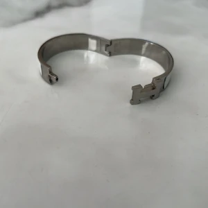 Vitt H armband - Snyggt och stilrent armband med H detalj. Passar för en mer uppklädd och lyxig look.