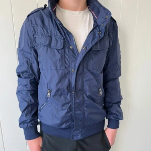 Field jacket monclear - Säljer nu min riktiga feta moncler jacka. Skick är 7/10. Den är inte mycket använd och är perfekt nu till sommaren. Är öppen på bud så bara skriv !
