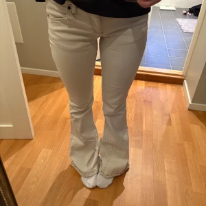 Beiga flare jeans från BDG Urban Outfitters - Säljer ett par beiga flare jeans från BDG Urban Outfitters. Jättefina men tyvärr för stora i midjan för mig. Använda ca 4-5 gånger, köpt för 2-3 år sen så de finns ej kvar. 💓