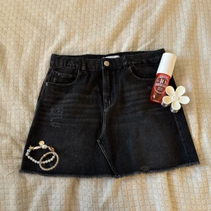 Svart jeanskjol från Zara - Säljer en svart jeanskjol från Zara med rå kant nertill och klassiska fem fickor. Kjolen är lågmidjad och perfekt för sommaren! Har storlek 152 men passar 164 bättre då den är stretchig och är ganska lång för 152. Priset går såklart att diskuteras. 💕