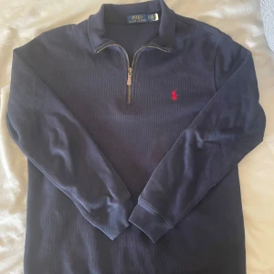 Ralph lauren quarter zip - Säljer en marinblå Ralph lauren quarter zip i storlek S och i fint skick, riktigt stilig och bra passform. Skriv om du har frågor eller vill ha bilder!🚀