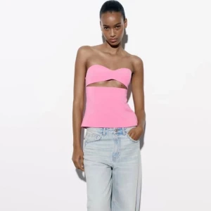 Rosa tubtopp med cut-out detalj - INTRESSEKOLL 