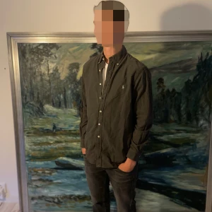 Mörkgrön skjorta från Ralph Lauren - Säljer nu min mörkgröna Ralph Lauren skjorta👔                                                              Storlek: S, Skick: 10/10, Nypris: 2099kr, Mitt pris: 399kr, Skriv vid minsta fråga, Fraktar alltid inom 48h efter köp📦