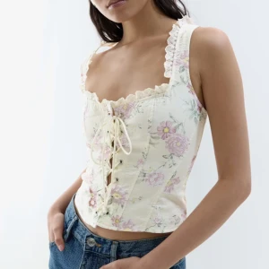 Blommig korsettopp med spets och snörning - Sköljer denna corset top från Gina som är helt slutsåld, lapp kvar och aldrig använd 