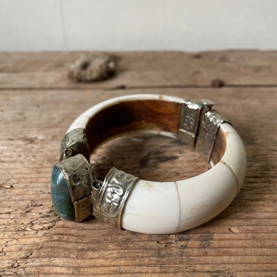 Brett armband med vit bas och grön mossagat - 2