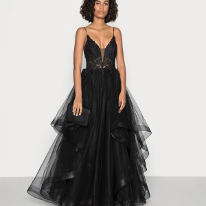 Svart långklänning med spets och volang - säljer min jättefina balklänning från förra året. Den är i jättebra skick och endast använd en gång. köpt på zalando och märket är mascara. nypris:3000kr💖