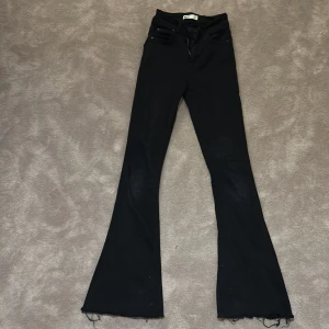 Svarta bootcut jeans från Gina  - Säljer ett par svarta boot cut jeans från Gina tricot💞strl xs men passar xxs-s🌸