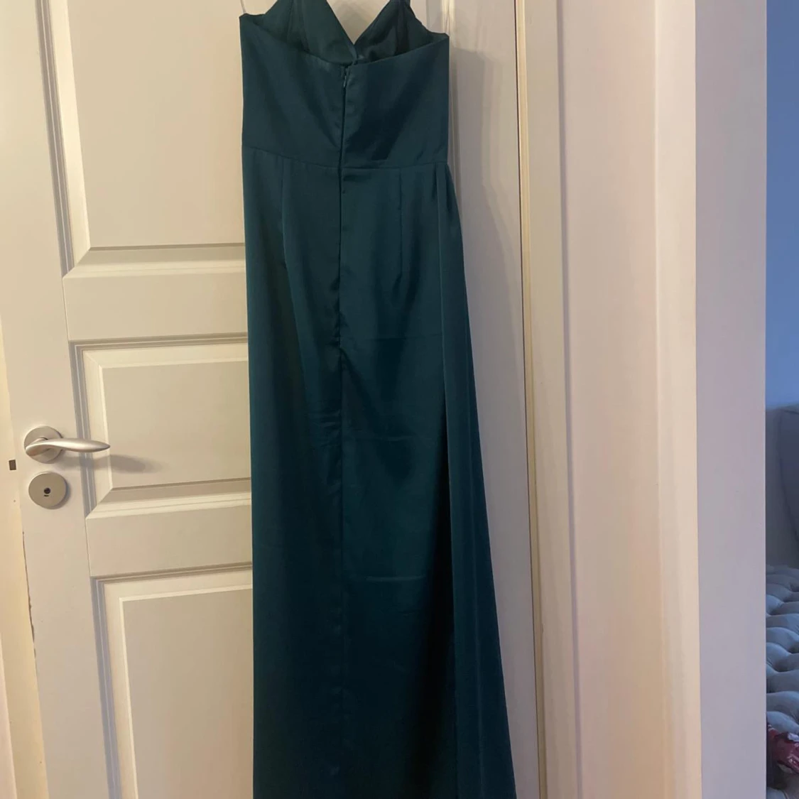 Mörkgrön långklänning med draperad överdel - 4