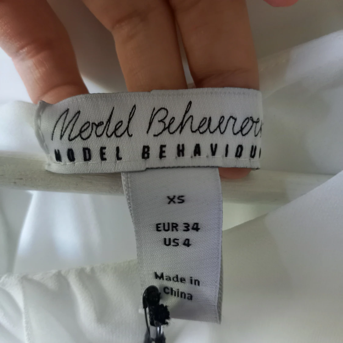 Vit paljettklänning från Model Behaviour - 2