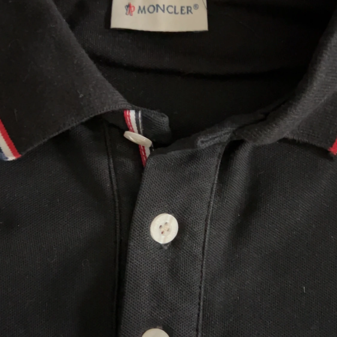 Svart pikétröja från Moncler - 2