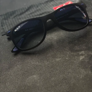Ray Bans - Ray ban x Ferrari sollasögon, mörkblå lins, matchar mycket bra med t.ex en blå tröja/piké. Nya inför sommaren, säljer de för att jag hittade ett par andra som jag gillade mer