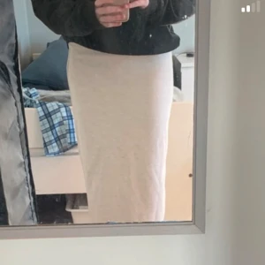 Beige stickad långkjol från Zara - Säljer en beige stickade lång kjolen från Zara. Säljer då den aldrig kommit till användning. Pris kan diskuteras vid snabb affär.
