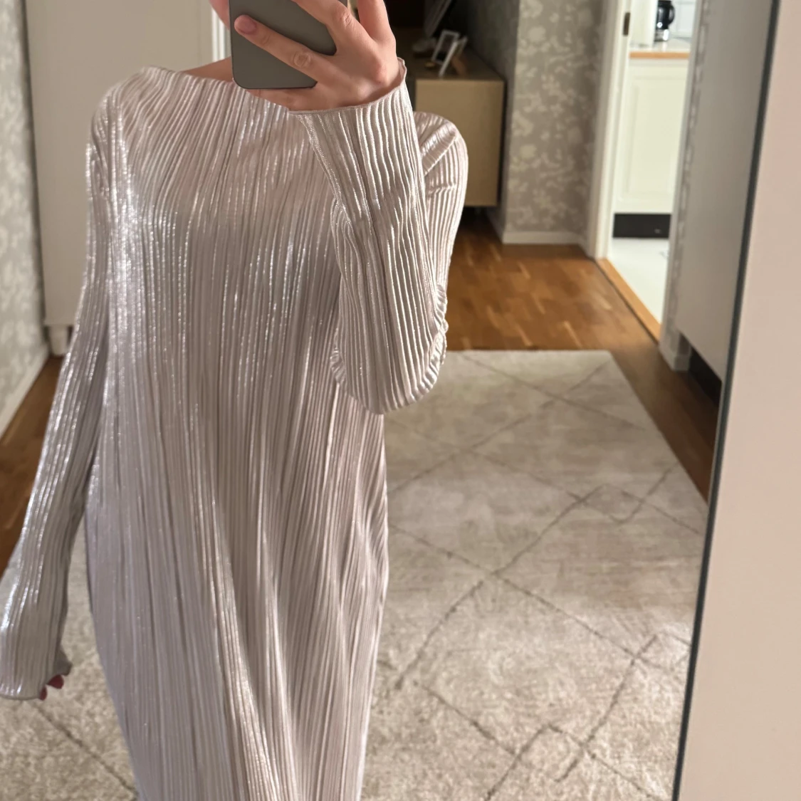 Silverfärgad långklänning med glittereffekt från soft rebels