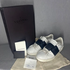 Valentino Opens - Säljer mina mörkblå valentinos som är i storlek 42. Skick 7/10 har lite skavanker men ser fortfarande riktigt bra ut. Självklart äkta, har kvittot som syns på bild 1. Allt i första bilden ingår. Skriv för fler bilder eller vid funderingar 🙌😁