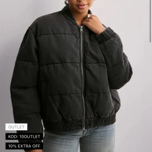 Puff jacka - Så snygg oversized puff jacka från Nelly, storlek S och använd fåtal gånger därav bra skick. 