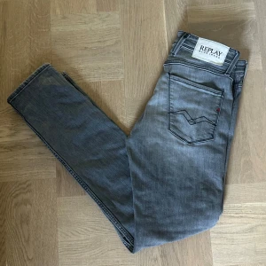 Replay Anbass 30/32 - Säljer nu dessa feta replay Anbass jeans i storlek 30/32. De är i fint skick! Hör av dig om du har funderingar!🙌🏼