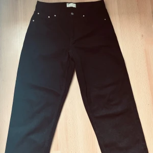 Svarta byxor från ASOS  - Säljer ett par svarta baggy byxor från ASOS DESIGN. Storlek 31 x 32