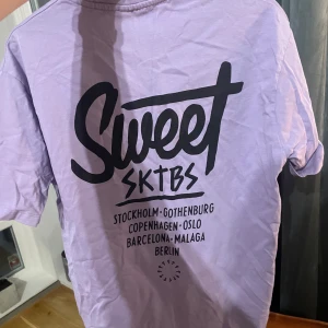 Lila t-shirt från Sweet SKTBS - Lila t-shirt från Sweet SKTBS.