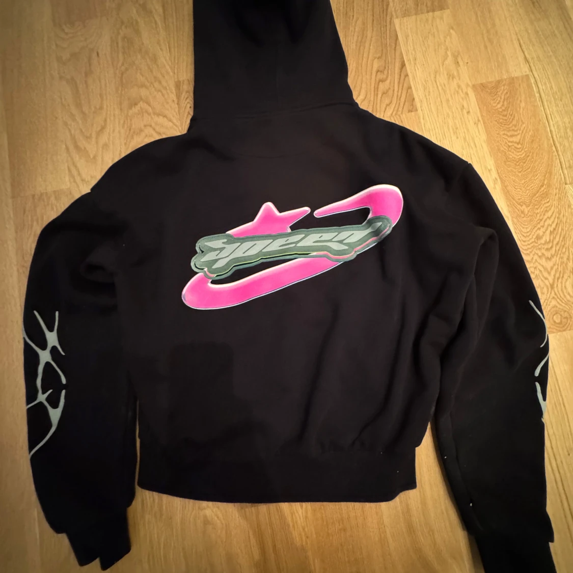 Svart hoodie med tryck från Upscale Studios - 1