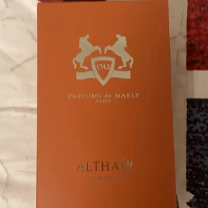 Parfums de Marly Althaïr  - Säljer en helt ny parfums de Marly althäïr parfym, parfymen luktar vanilj och trä på något sätt, flaskan rymmer 125 ml av parfym och är jätte god 