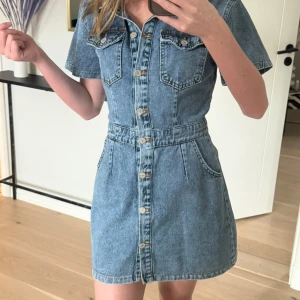 Jeansklänning - Säljer en jeansklänning som aldrig kommit till användning!🌸 