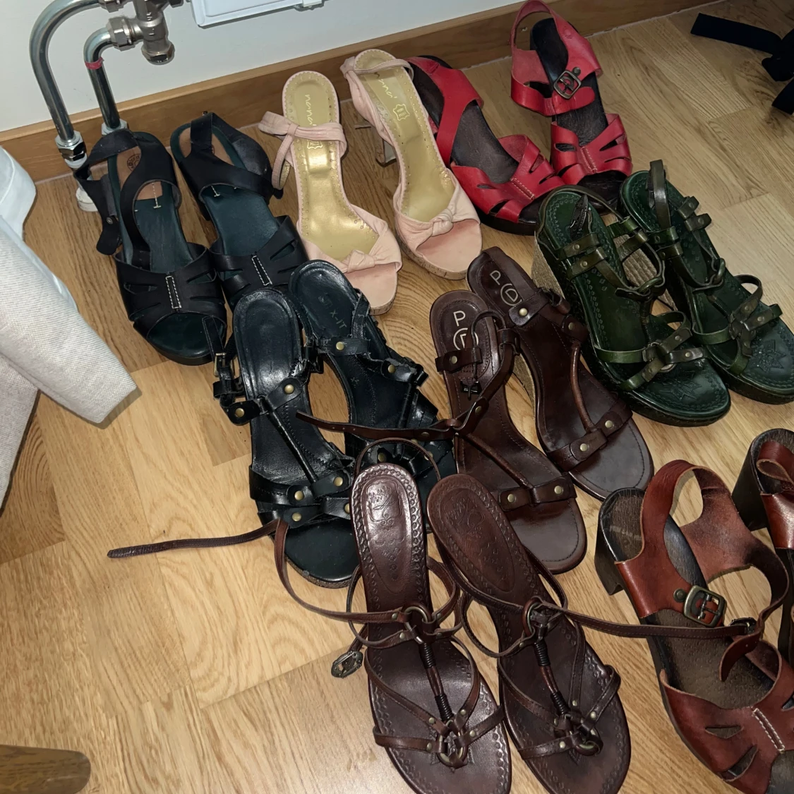 Flera par sandaler och klackskor i olika färger