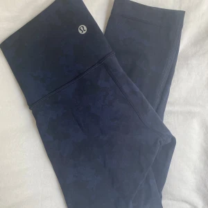 Lululemon leggings  - Snygga mörkblå leggings från Lululemon. Mjukt och stretchigt material. Skriv ifall du vill diskutera priset💗