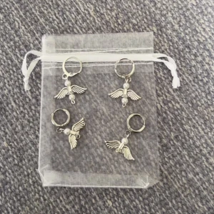 handgjorda örhängen - ett örhänge=79 kr ett par=130 tre st=160kr (finns i guld)