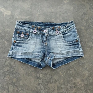Lågmidjade jeans shorts  - Väldigt fina shorts som tyvärr inte passar mig och har därför ingen bild på! Midjemått tvärsöver: 37cm Midjehöjd: 17cm💕