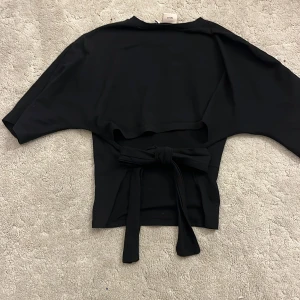 Nelly tie top - Kommer inte sälja för 100kr så alla vet. Inga defekter.
