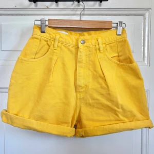 Gula högmidjade jeansshorts - Snygga gula shorts i jeansmaterial med hög midja och uppvikta benslut. ✨