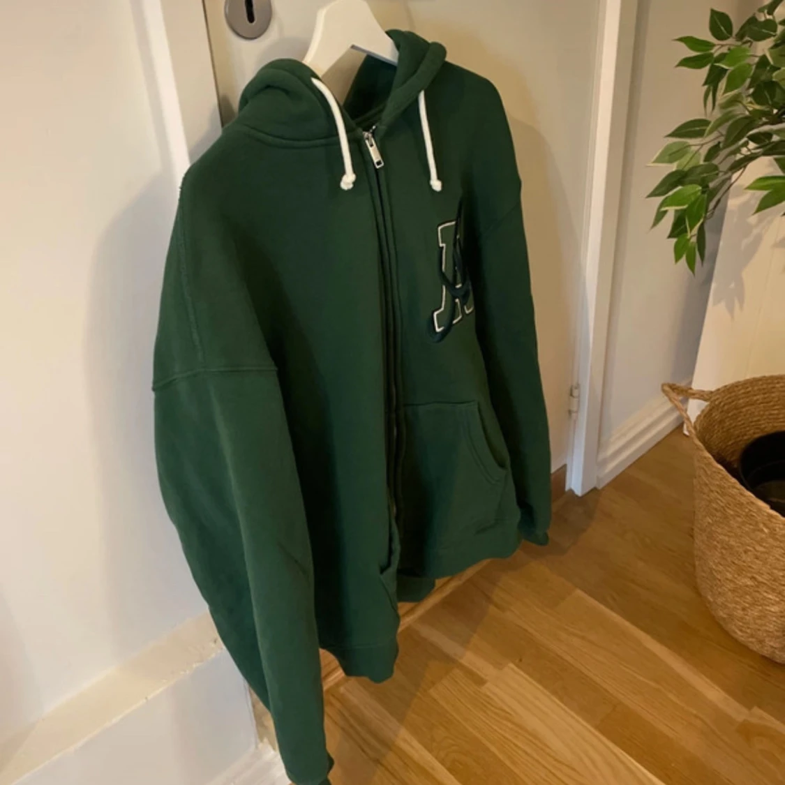 Grön hoodie med dragkedja från Axel Arigato