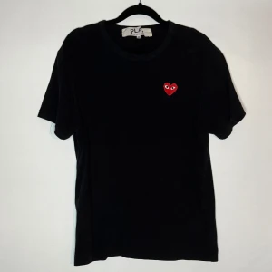 Cdg tshirt - säljer min Cdg tshirt (comme des garcons) i storlek M men den sitter som S utan tvekan. Annars sitter den jävligt fint. Den har två små hål som knappast syns längst ner (se bild 3) vilket drar ner priset. Den är självfallet äkta och kvitto borde finnas. Hör av dig vid funderingar så löser vi en deal💪