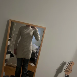 Beige stickad klänning från H&M - Mysig beige stickad klänning från H&M med diskret mönster framtill. Inte alls stickigt som vissa kan vara. Klänningen har lång ärm och rund halsringning. Står XS men den ska vara oversized så större storlekar kan ha den som en tightare klänning, jag är t.ex S/M, 174 och den sitter bra:) används på två julbord men annars bara suttit i garderoben.