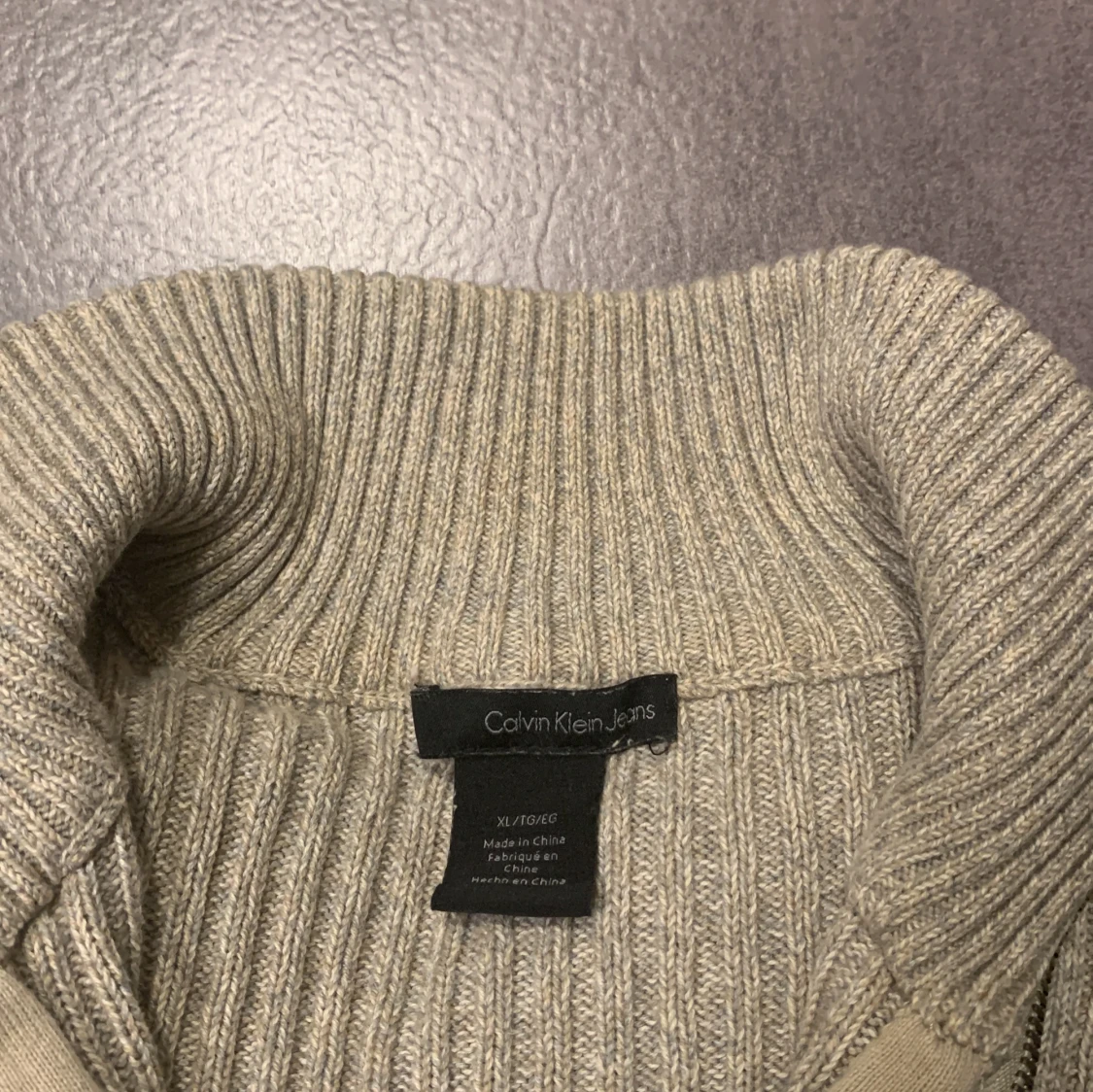 Beige tröja från Calvin Klein  - 3