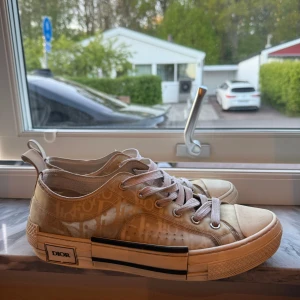 Dior b23 low - Dior b23 low storlek 42 passar ~43. Skick är beat, inte det bästa skicket men fortfarande mycket liv kvar i skorna. Givetvis äkta skor. Kan levereras runt Göteborg, eller skickas med PostNord.