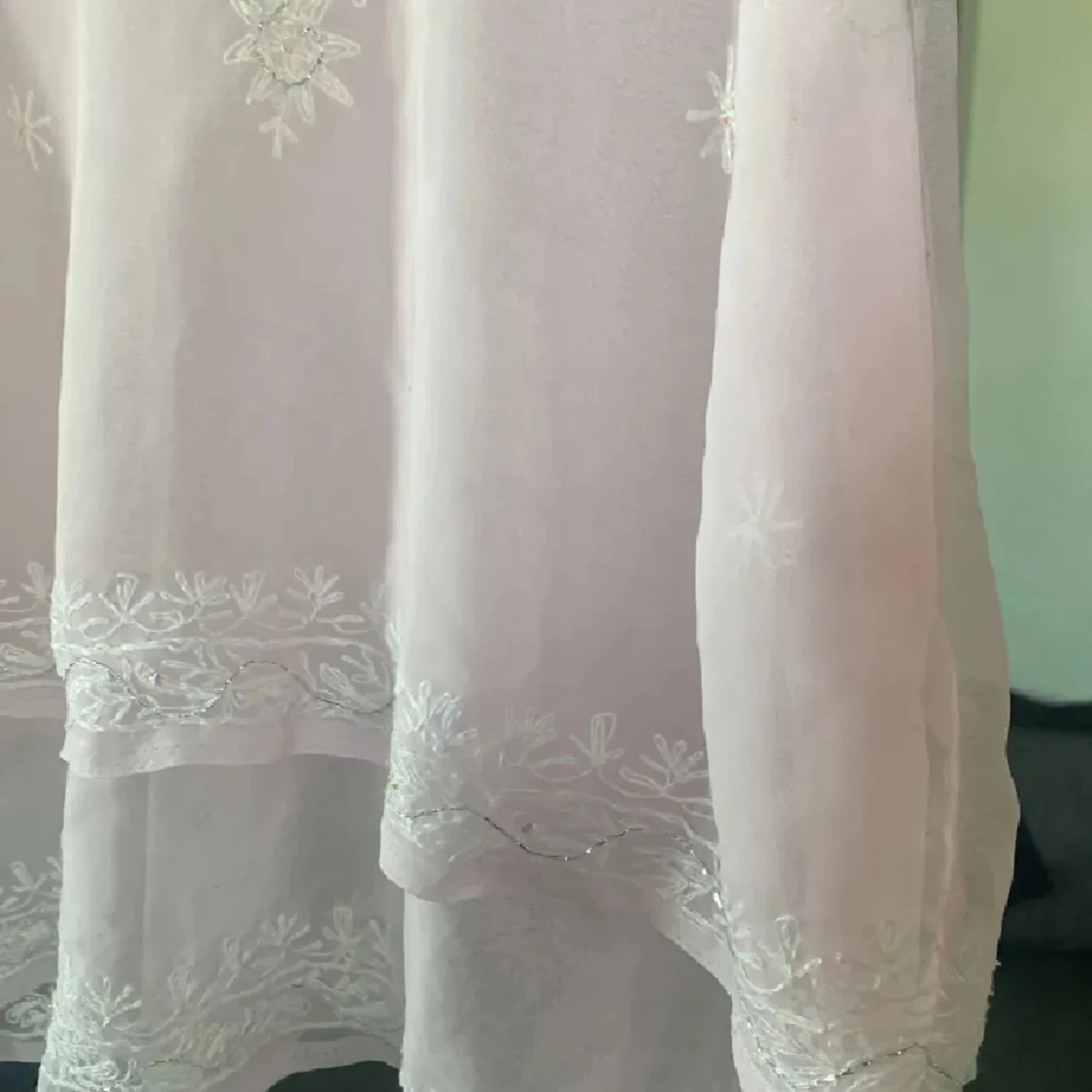 Ljusrosa ärmlös topp med broderade blommor - 4