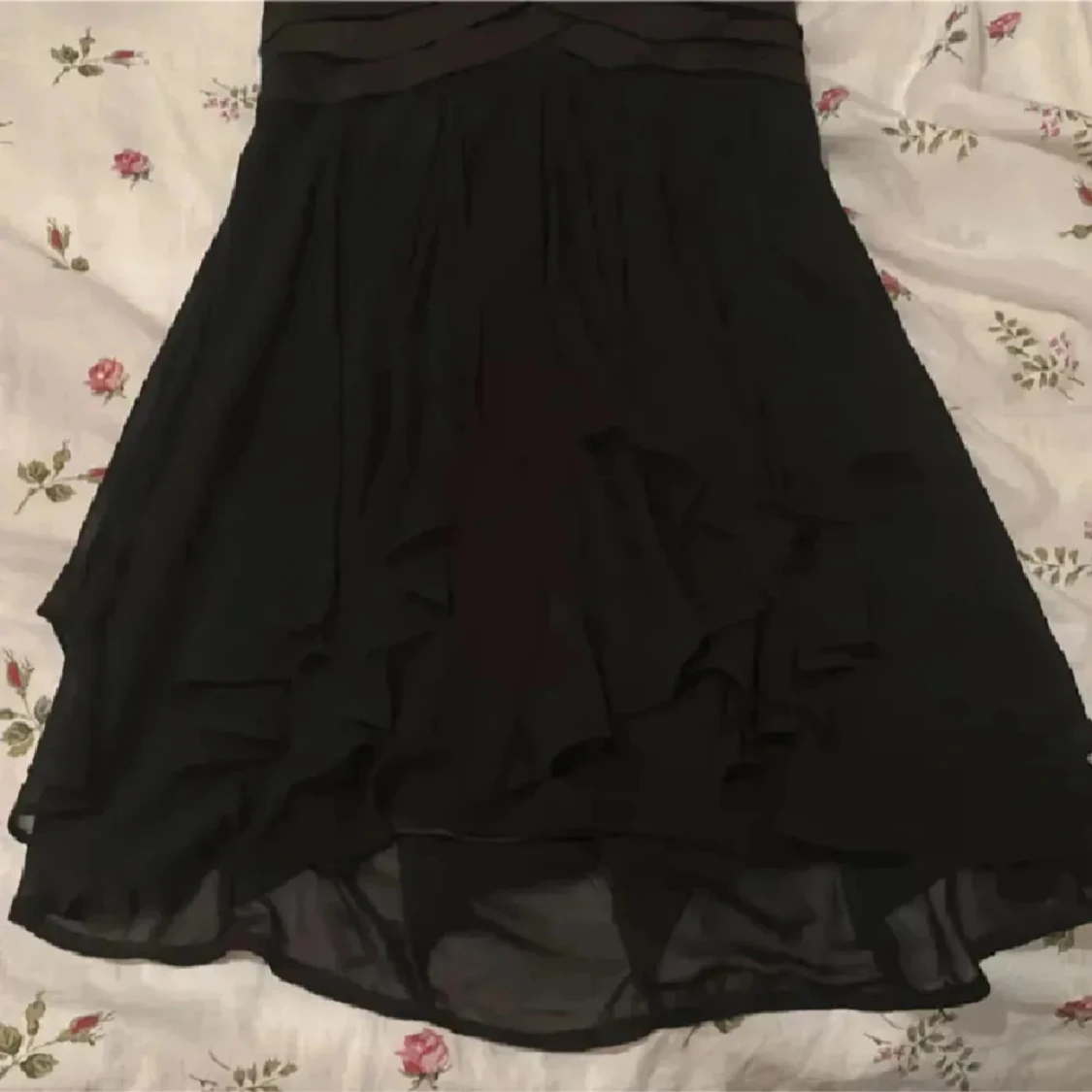 Svart axelbandslös klänning - 2