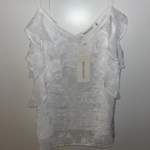 Vitt linne - Säljer detta fina linne då det aldrig kommit till användning🫶🏻