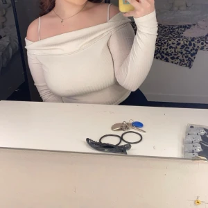 Vit offshoulder ribbad topp - Säljer en vit, ribbad offshoulder topp . Enkel med trendig och fin!