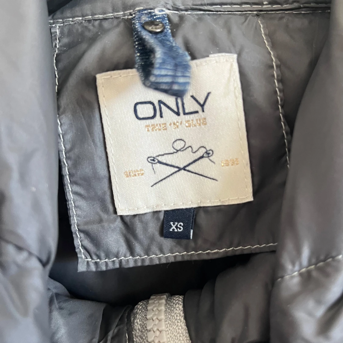 Grå dunväst med huva från ONLY - 2