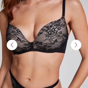 Hunkemöller bygellös bh - Bygellös bh med push upp effekt. Helt oanvänd då den inte passade mig. Det är i strl 70B. Skriv för frågor och bilder❤️