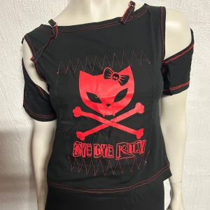 Bye bye Kitty M/L - Helt ny topp med bye bye Kitty. Storlek M/L. Material i stretchig bomullstrikå. 