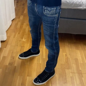 Replay anbass jeans - Tjena säljer dessa mellanblåa replay anbass jeans i storlek 28/32 i modellen slim fit med en unik och snygg tvätt. Skicket är 9/10, de har inga defekter eller skador. Jag på bilden är 176 och väger 62kg och de passar perfekt. Tveka inte att höra av dig om du har några frågor!
