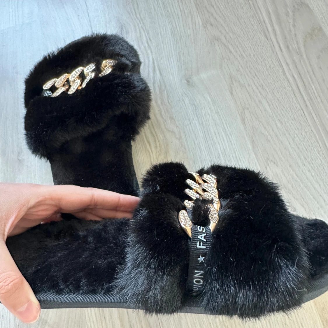 Svarta fluffiga sandaler med guldkedja - 1