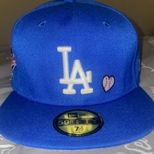 Blå LA keps från New Era 59FIFTY - Tja, säljer den här snygga La kepsen som nu inte passade mig och den har används typ 5 gånger. Ramen är rak och fräsch och skicket är som ny. Skriv vid funderingar mvh William.