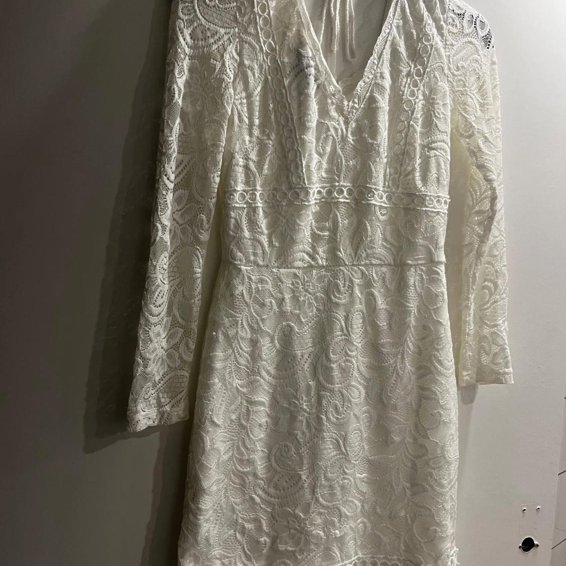 Vit spetsklänning från Eilly Bazar